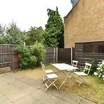 Modern 4 Bedroom Terraced House By The Thames!