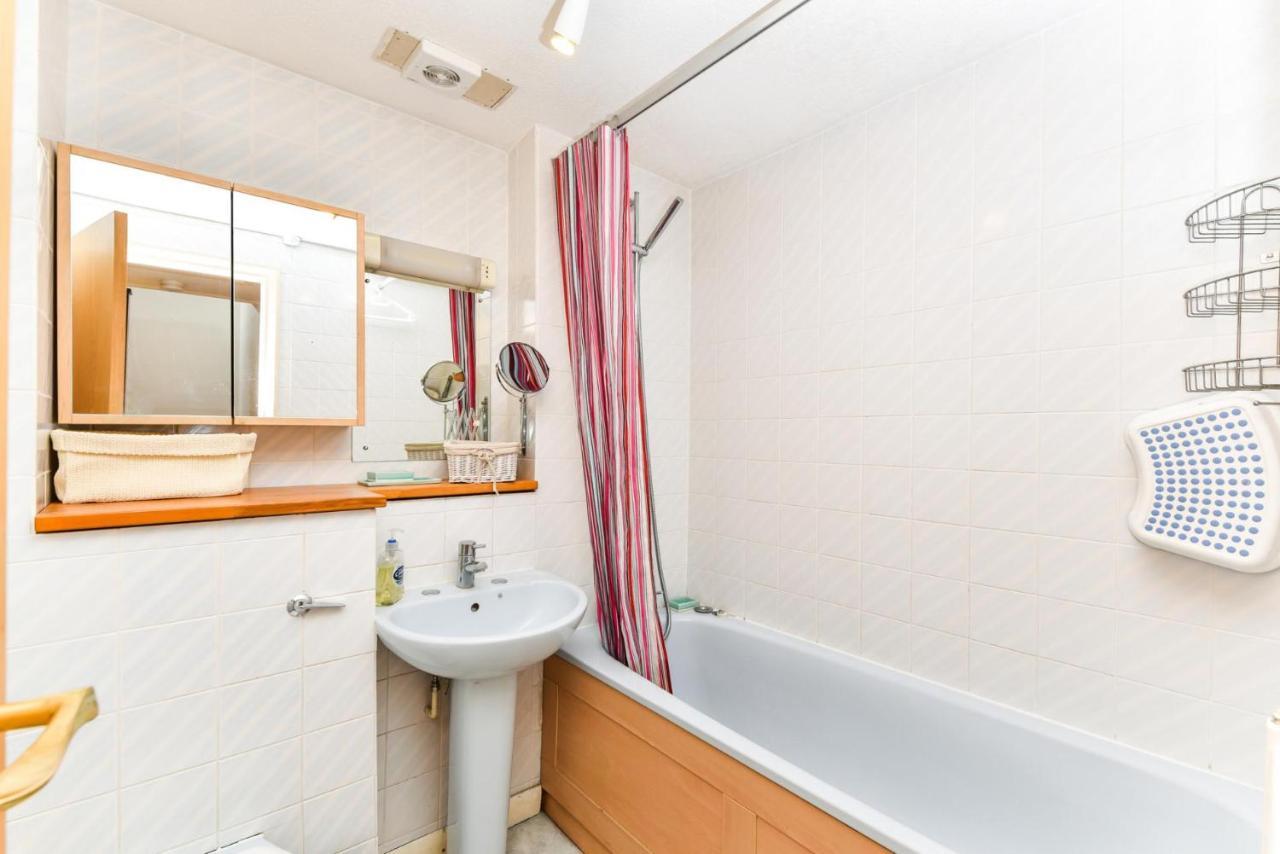 Modern 4 Bedroom Terraced House By The Thames!