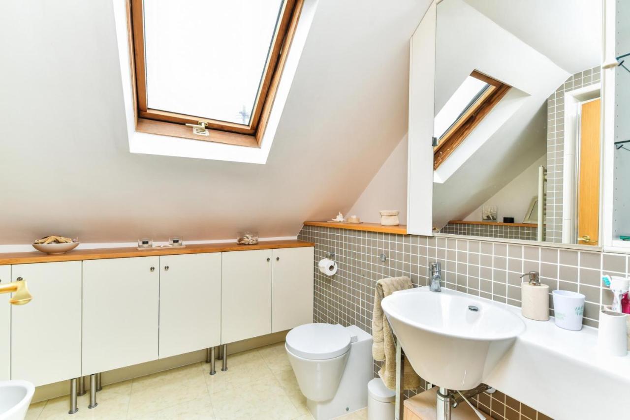 Modern 4 Bedroom Terraced House By The Thames! Holiday home