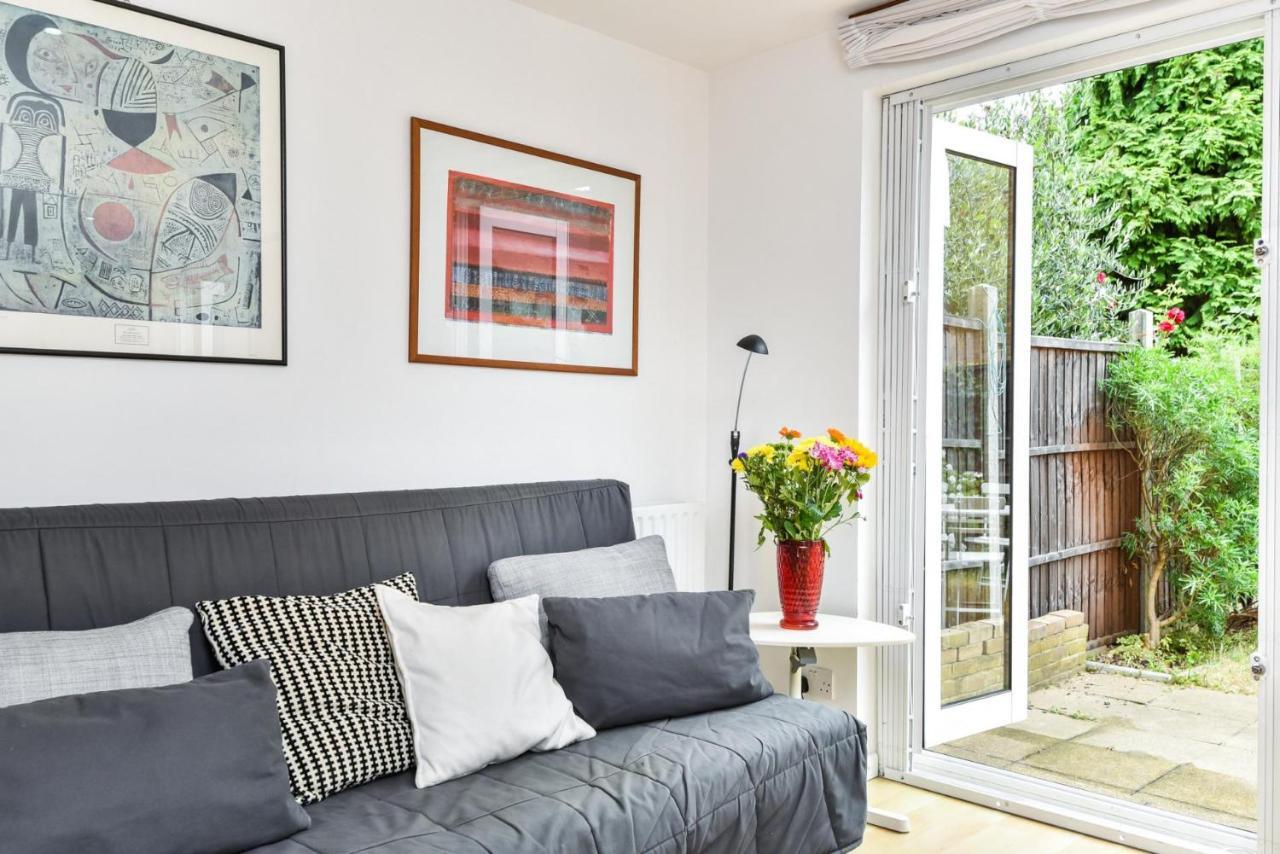Modern 4 Bedroom Terraced House By The Thames! London