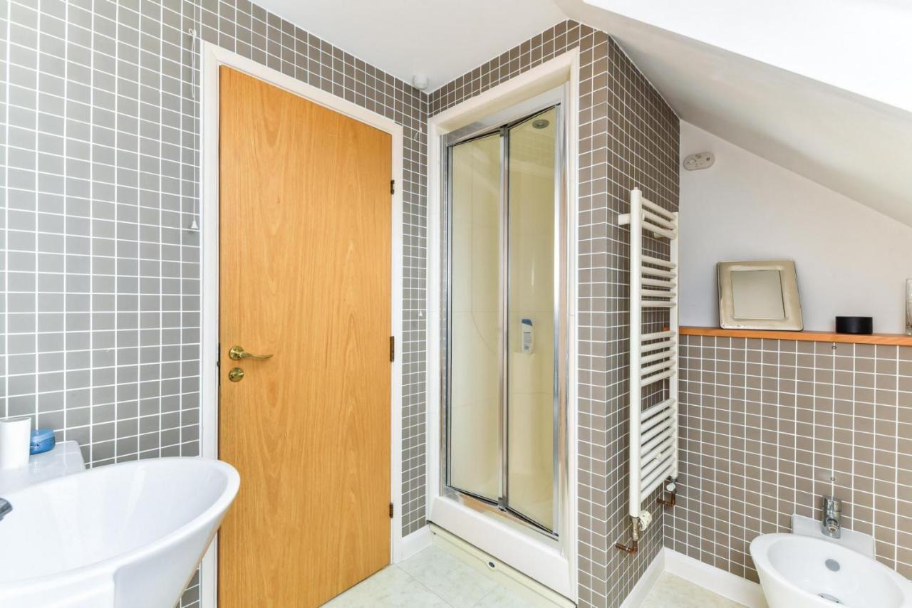 Apartament Modern 4 Bedroom Terraced House By The Thames Londra