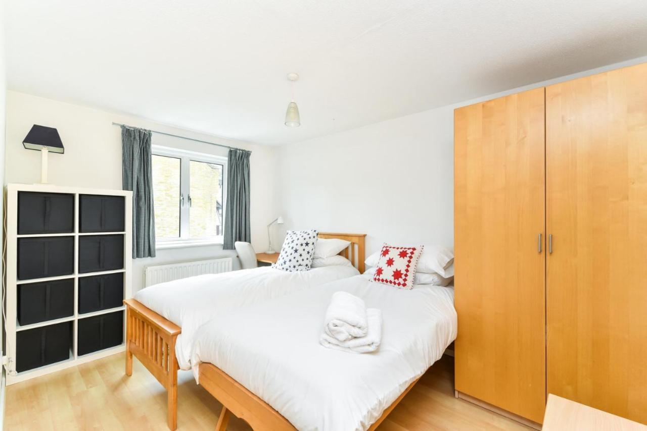 Modern 4 Bedroom Terraced House By The Thames! Holiday home