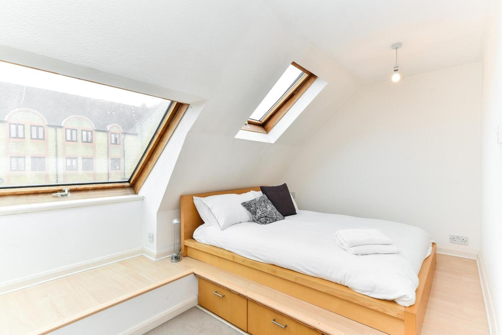 Modern 4 Bedroom Terraced House By The Thames! London