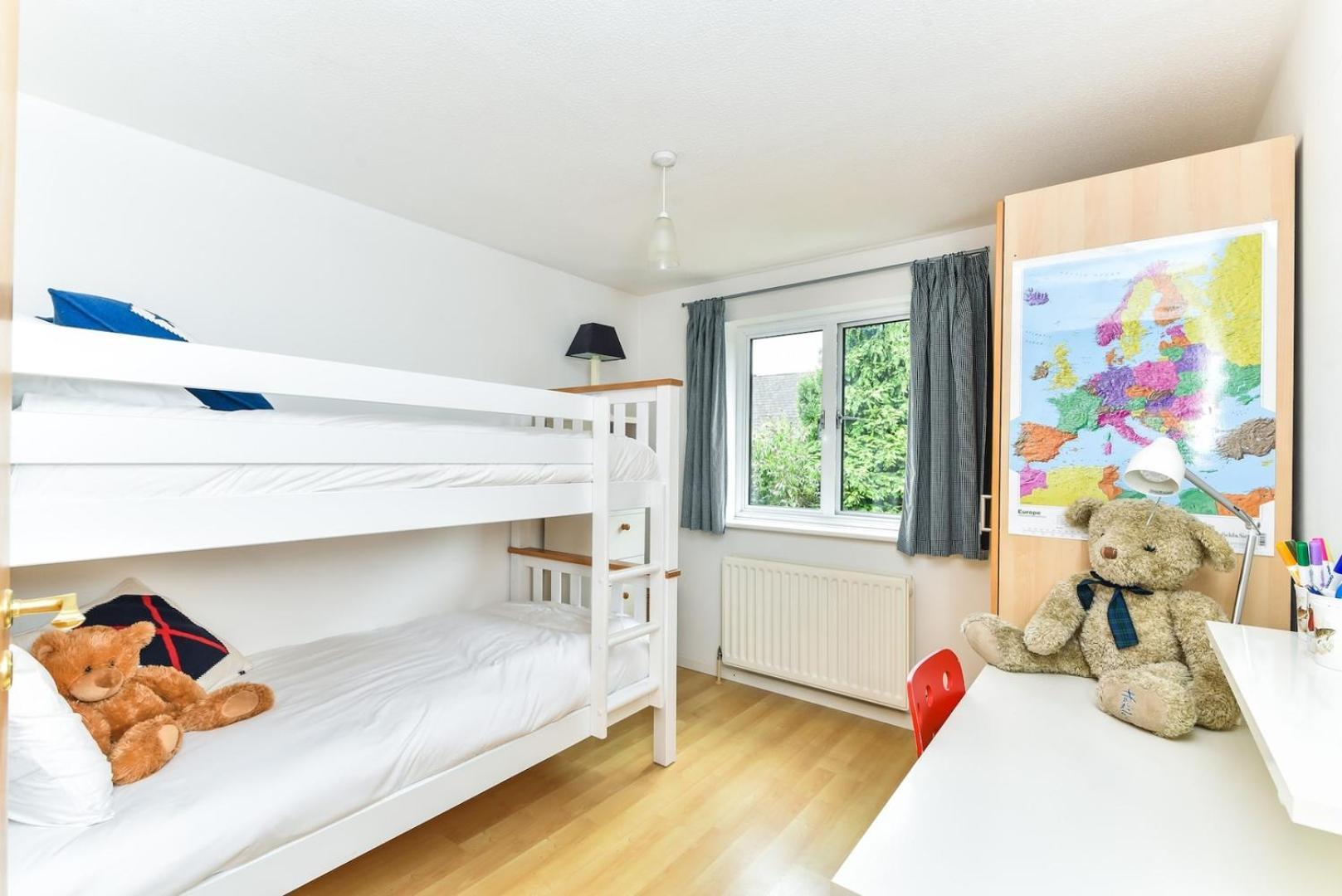 Modern 4 Bedroom Terraced House By The Thames! London