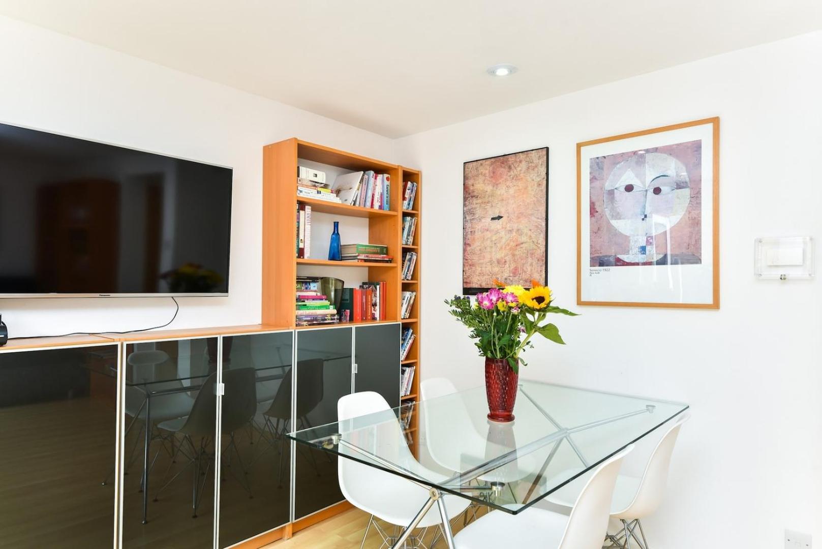 Modern 4 Bedroom Terraced House By The Thames! Holiday home *