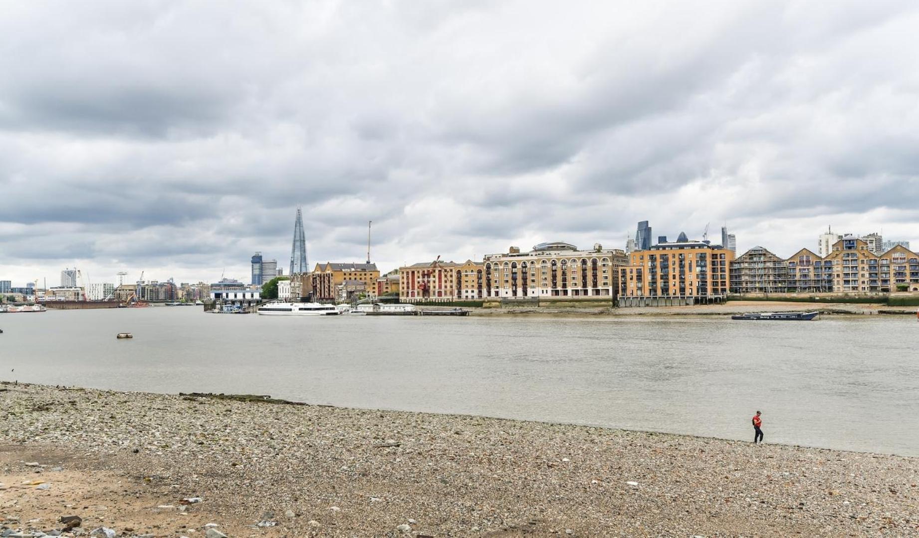 Modern 4 Bedroom Terraced House By The Thames! Holiday home