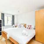 Modern 4 Bedroom Terraced House By The Thames!